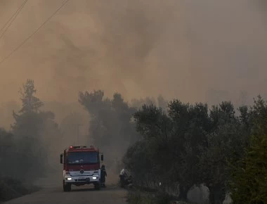 Φωτιά στην παραλιακή στο ύψος του πρώην αεροδρομίου - Κλειστό το ρεύμα προς Πειραιά
